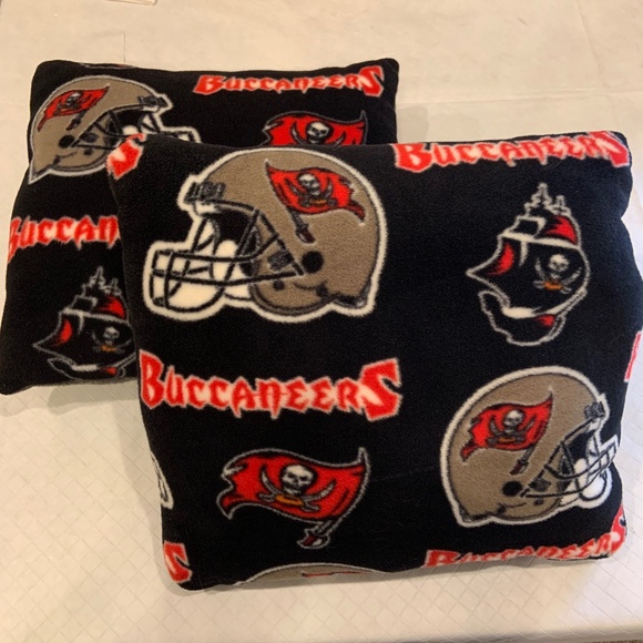 Tampa Bay Buccaneers Logo Helmet Flag Pattern Fleece Pillows Set of Two 13"x13" - Picture 1 of 15